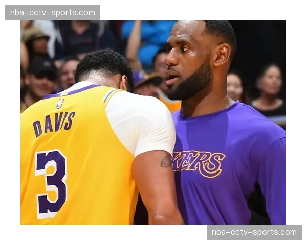 詹姆斯松口承认浓眉离队导致湖人防守陷入无人擦屁股困境