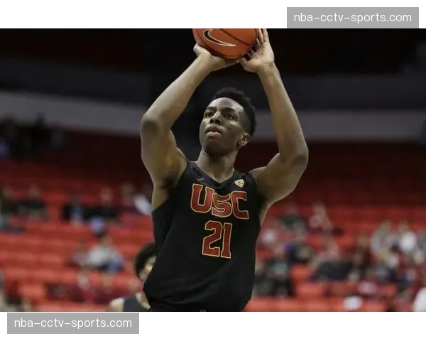 老鹰奥孔古开发延伸五号位能力，内线轮换更灵活